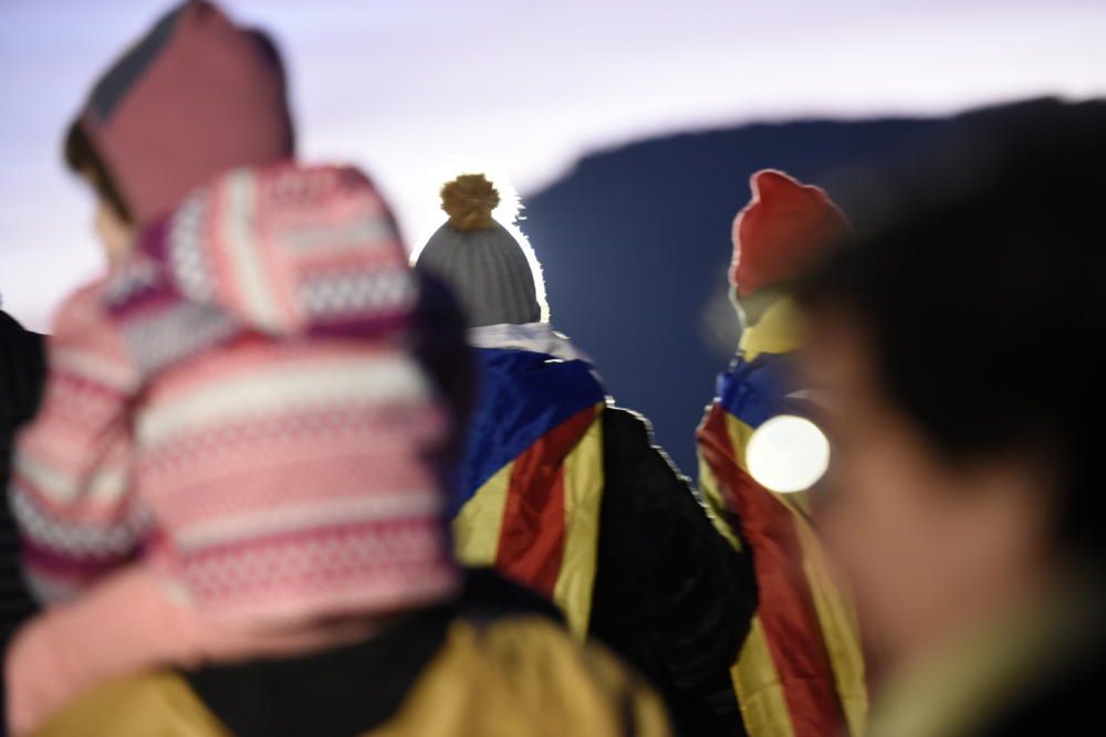 Resposta a la crida a envoltar Lledoners amb espelmes, llanternes i la llum dels mòbils