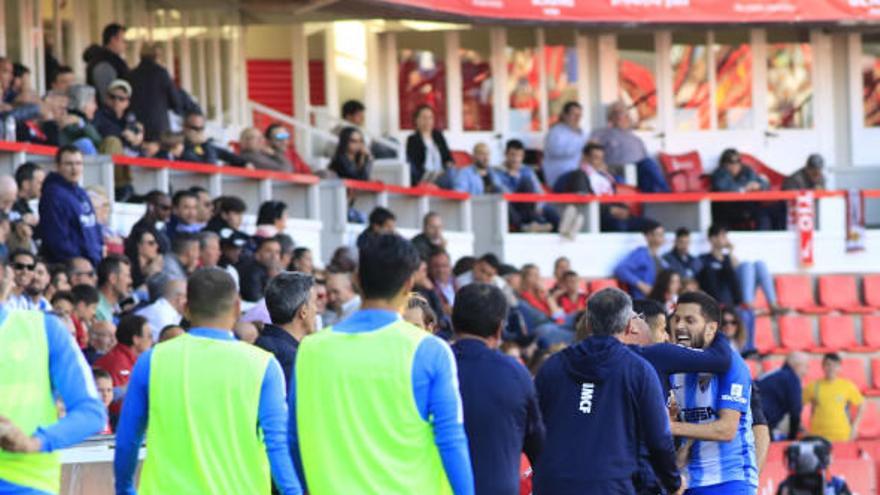 Pacheco celebra con el banquillo su primer gol con el Málaga.