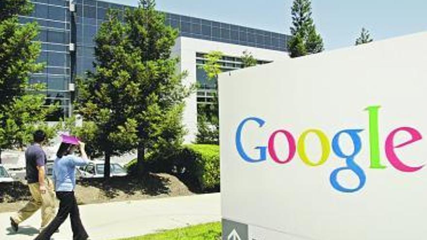 Una pareja pasea ante la sede de la compañía Google en California.