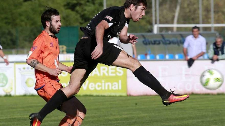 Juan de la Nava despeja el balón en el partido jugado ayer en Burgos.