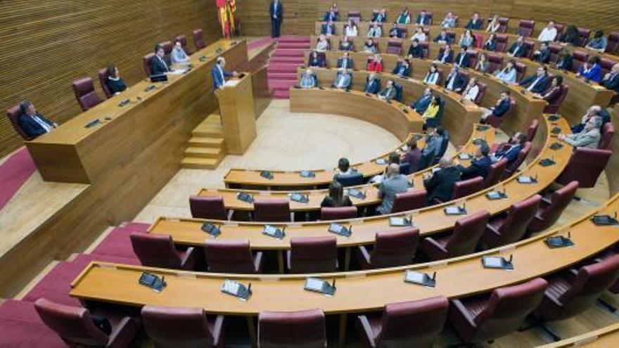 El pleno de las Corts, con Alexis Marí en la tribuna.