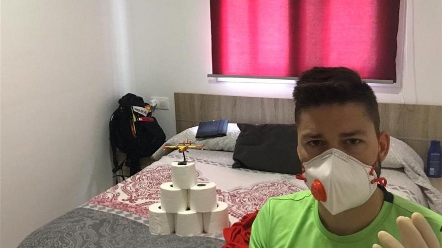 «Lo peor es oír jugar a mi hijo tras la pared y no poder salir»