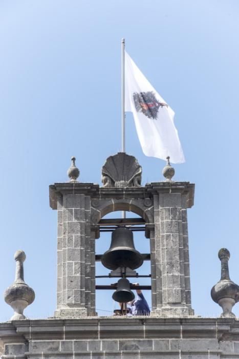 Fiestas del Pino en Teror: Subida de la Bandera en la Basílica