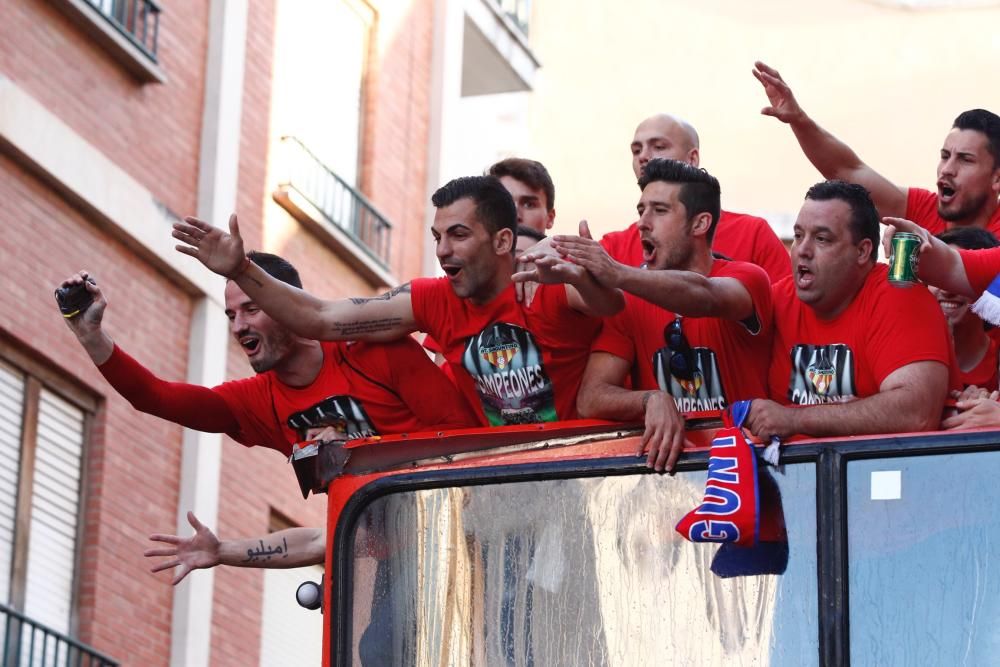 El Atlético Saguntino celebra el título de campeón por todo lo alto