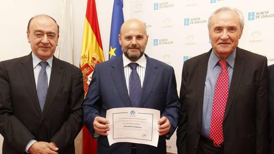 Julio Lage, Manuel Pérez y José Ramón Ónega, ayer, en la entrega de diplomas de la Aegama, en Madrid. // Lalínpress