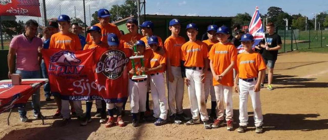 El equipo de los Amiguitos de London recibe el trofeo.