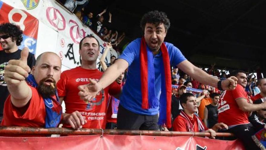 Aficionados del Ourense celebran en las gradas de O Couto el ascenso a Segunda B. // Brais Lorenzo