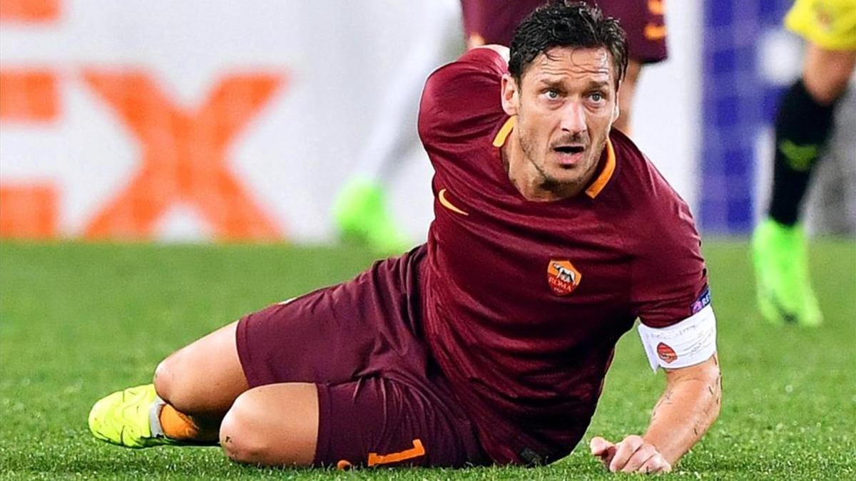 Totti aún no ha decidido si seguirá en el campo o en los despachos