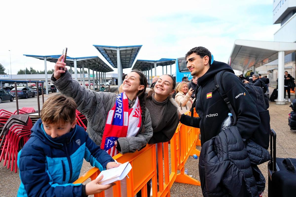 Llegada de los jugadores al Aeropuerto de Asturias