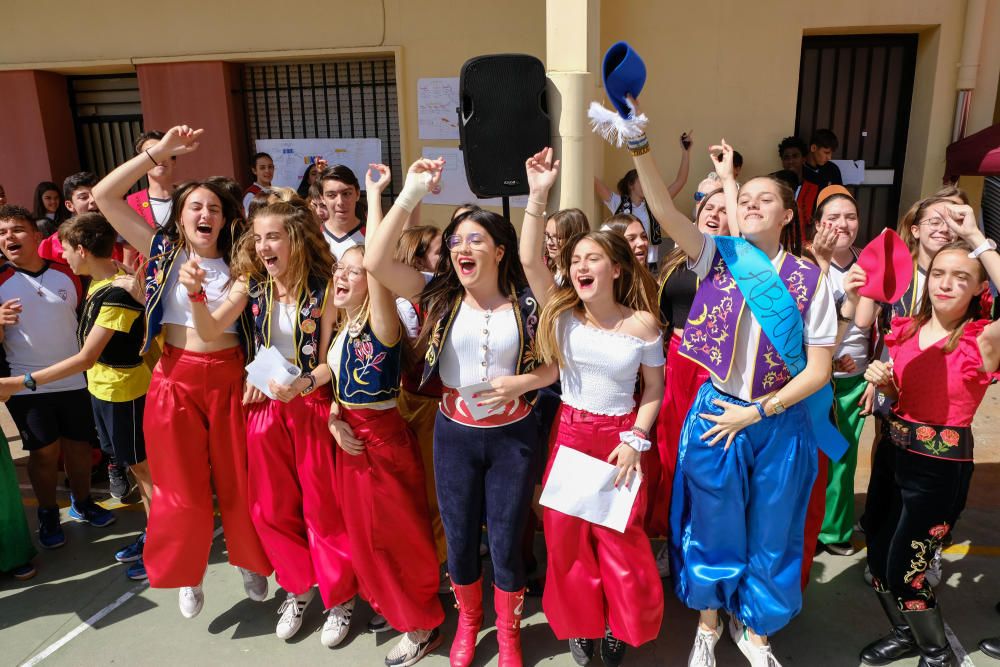 Los centros educativos de la ciudad acostumbran a dedicar la mañana del primer día de fiestas a recrear los actos más emblemáticos