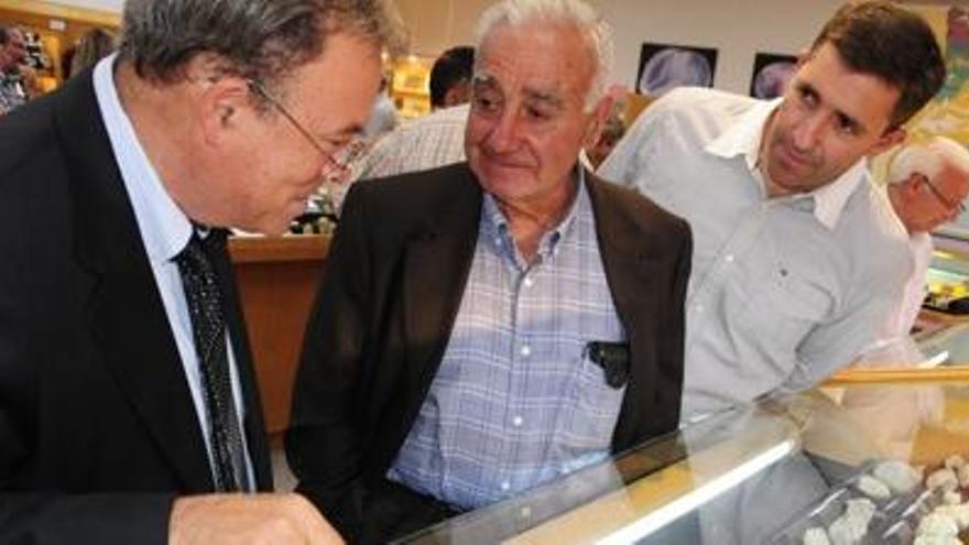 Josep Biosca, conservador de la col·lecció de paleontologia, amb Lluís Ribera, donant del fòssil.