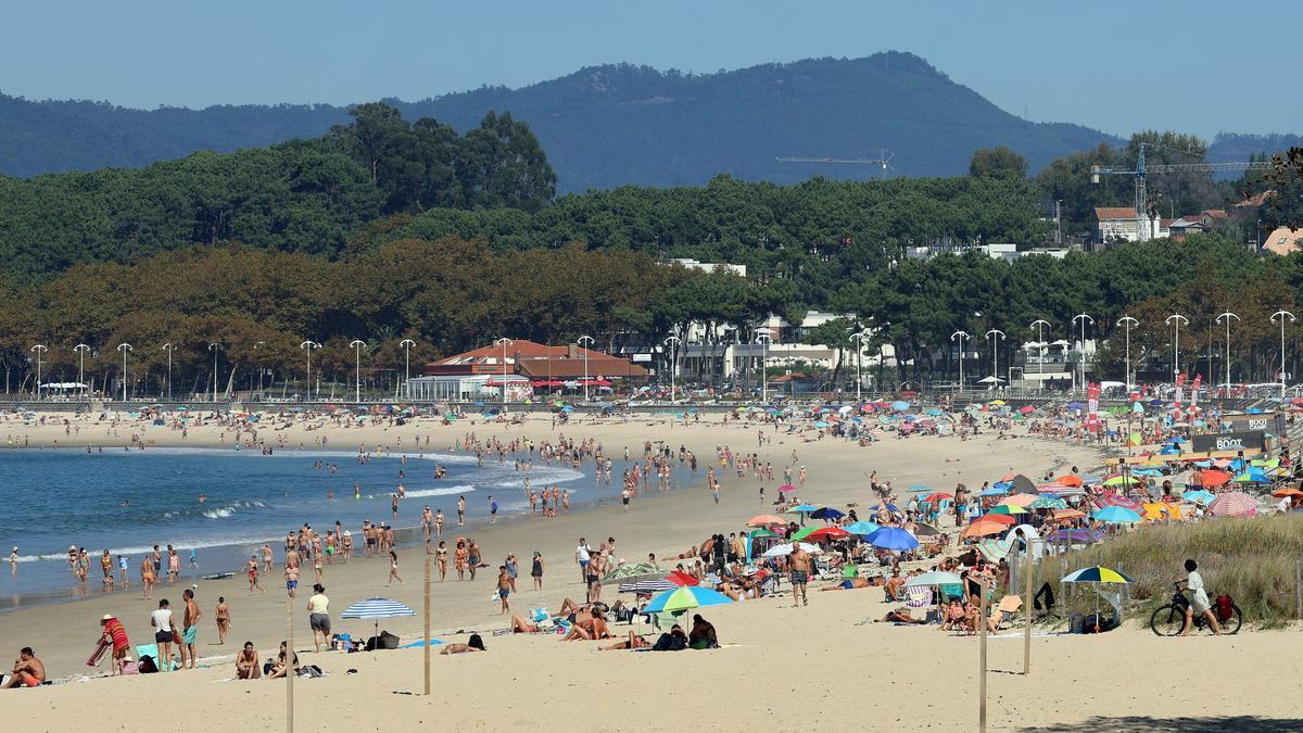 Las playas, a rebosar a las puertas de octubre, como refleja el aspecto de los arenales de Samil y Patos.