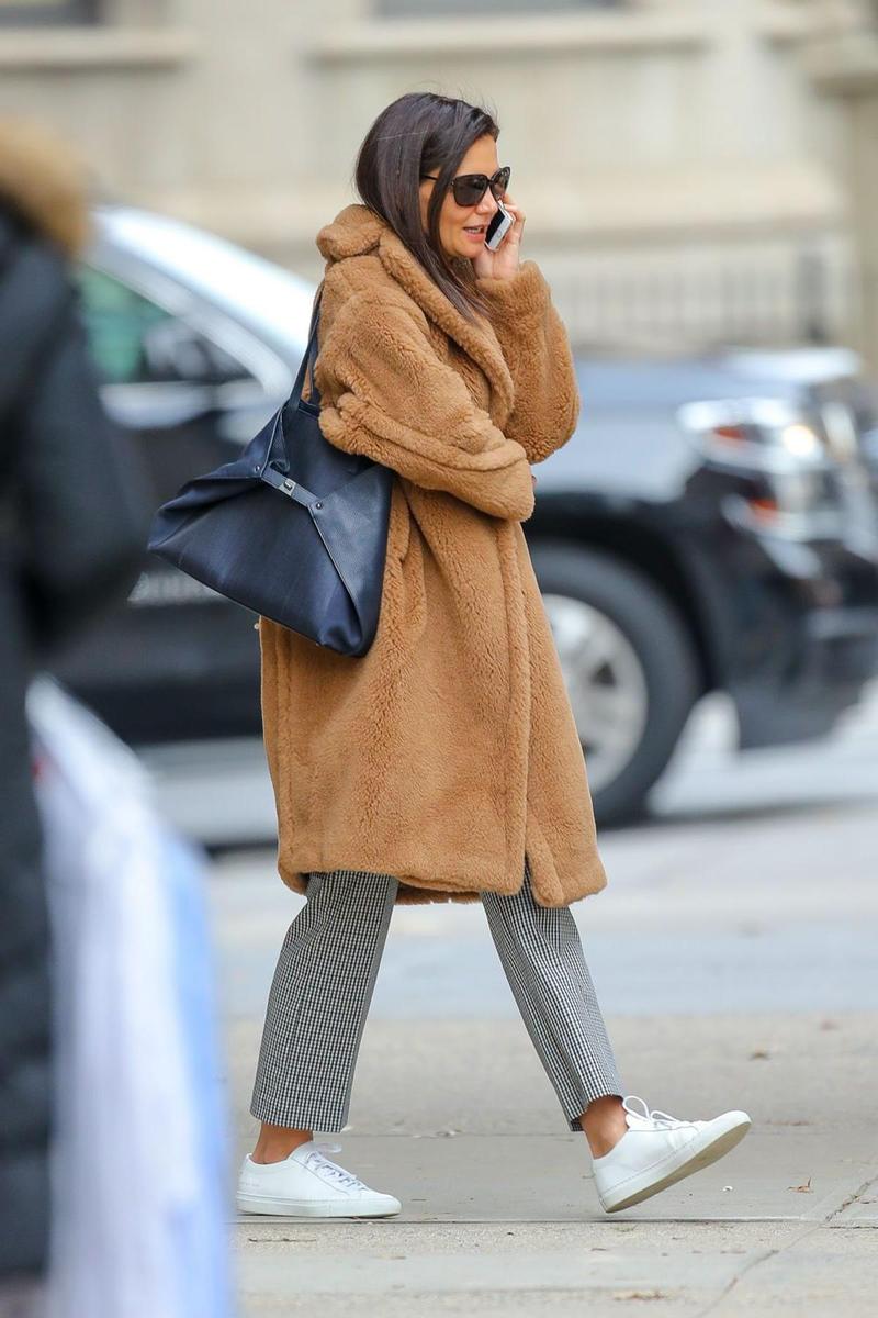 Katie Holmes pasea por Nueva York con un gustoso abrigo de peluche en color marrón y corte oversized