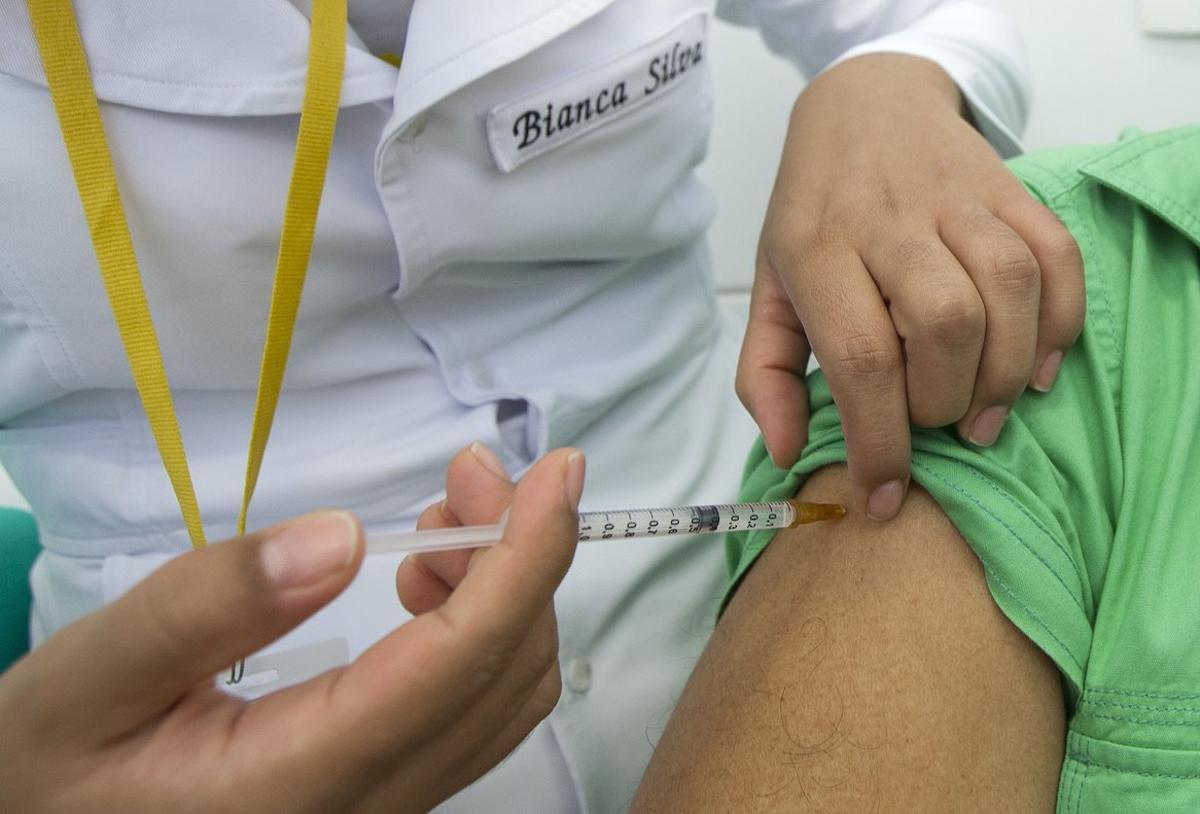 BRA100. Brasilia (BRASIL), 14/02/2017. Una persona se vacuna contra la fiebre amarilla hoy, martes 14 de febrero de 2017, en una clínica en Brasilia (Brasil). Este año, Brasil ha tenido 234 casos confirmados de fiebre amarilla y 79 muertes por la enfermedad, según un informe publicado el lunes por el Ministerio de Salud. Del total de muertes, 69 ocurrieron en Minas Gerais, el estado más afectado desde el principio el brote. El virus de la fiebre amarilla se transmite por mosquitos Haemagogus y Sabethes. EFE/Joédson Alves