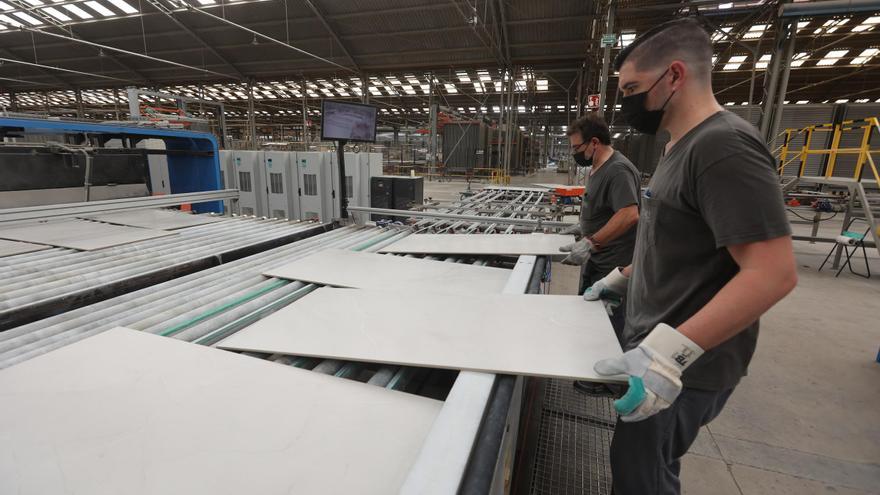 Castellón contiene la pérdida de empleo, pero aún arrastra la crisis de la industria