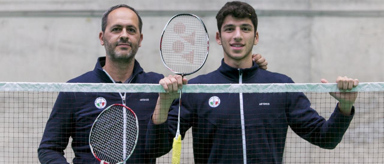 El alicantino Arturo Ruiz, seleccionador de Italia, y el número uno italiano, Fabio Caponio, ayer en el Pabellón Pedro Ferrándiz.