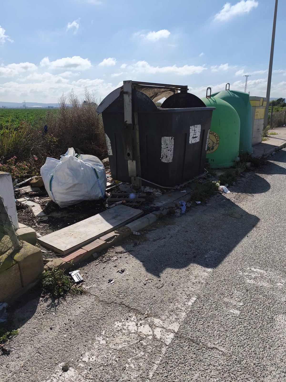 Contenedores y basura acumulada en una de las calles