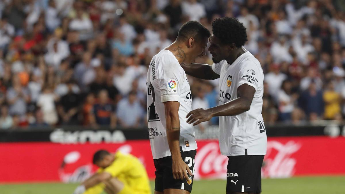 Marcos André celebra un gol con Thierry