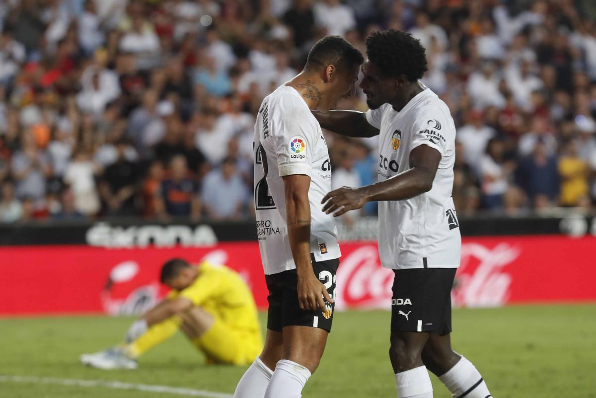 Marcos André celebra un gol con Thierry