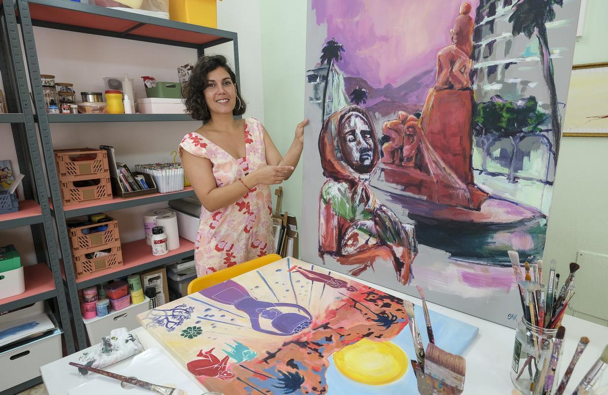 Bárbara de Mesas Ruiz en el interior del laboratorio creativo 'Barbecho' junto a algunas de sus obras.