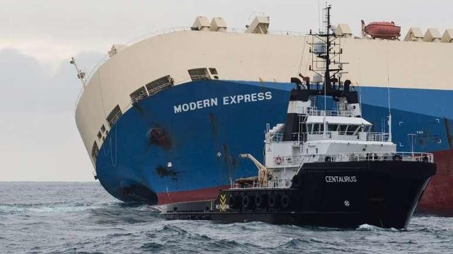 El &quot;Modern Expres&quot; navega remolcado hacia el puerto de Bilbao a donde llegará mañana