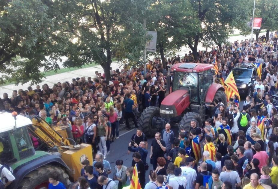 Tractors arribant a la Plaça Catalunya de Girona