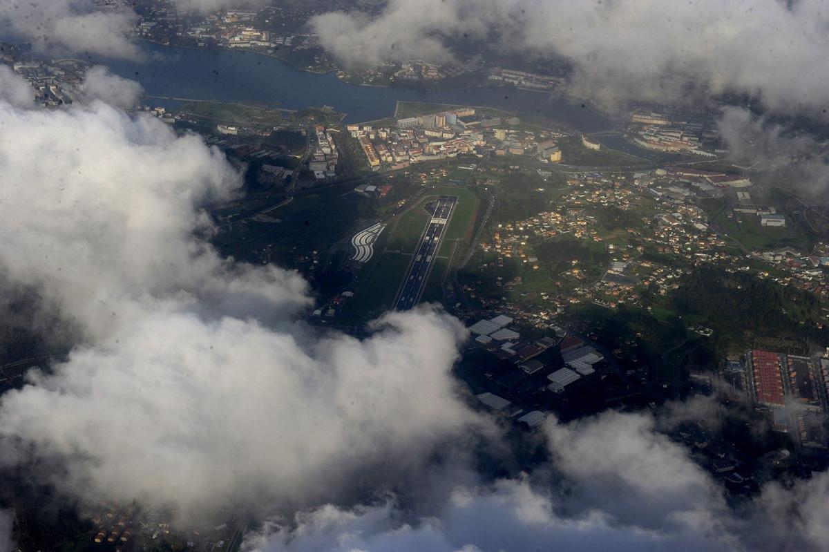 Vista del aereropuerto de A Coruña desde un avión.