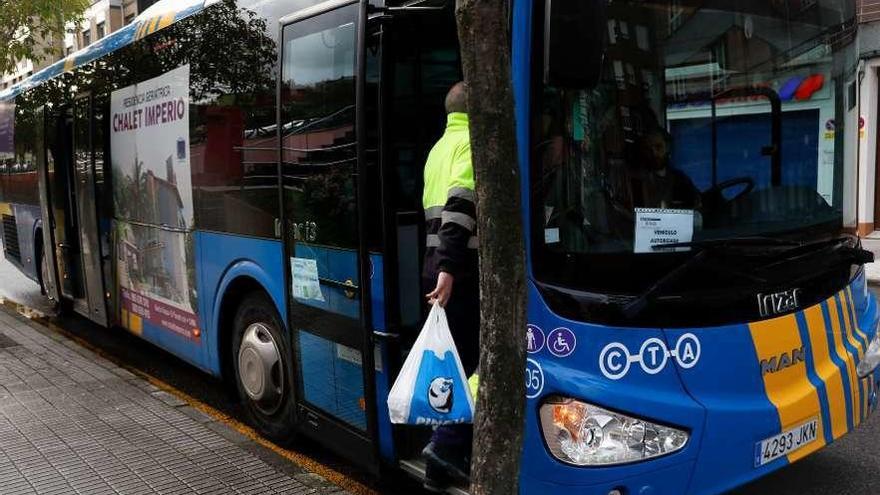 Un autobús urbano, el pasado lunes, recogiendo a un viajero en El Entrego.