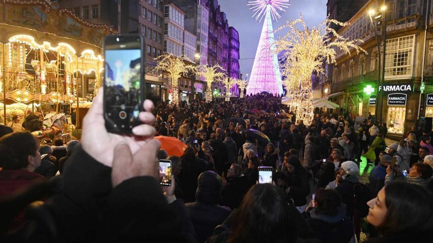 Decenas de transeúntes disfrutando de la Navidad.