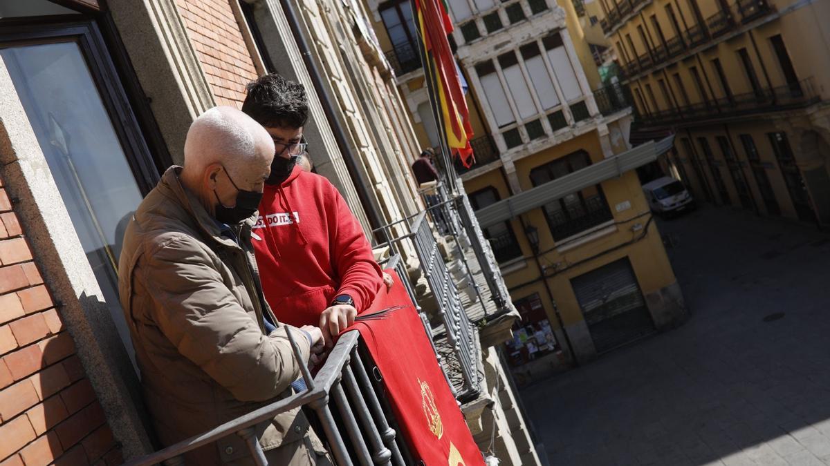 Colocación de reposteros en las balconadas del Ayuntamiento