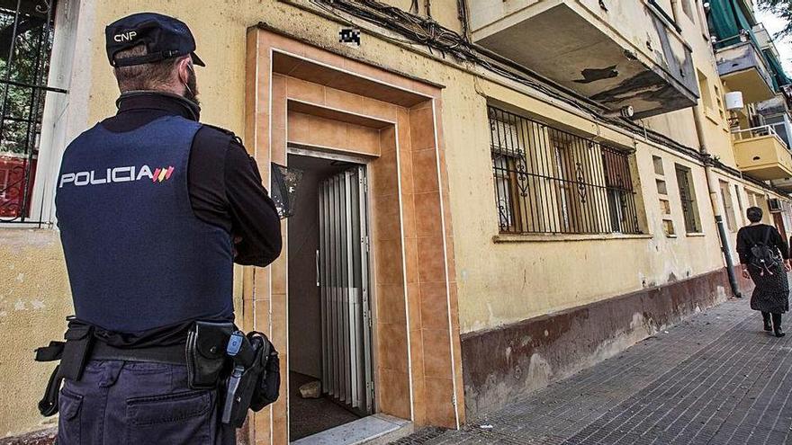 Varias familias se enfrentan en Alicante por okupar el piso de un fallecido con el cadáver aún dentro