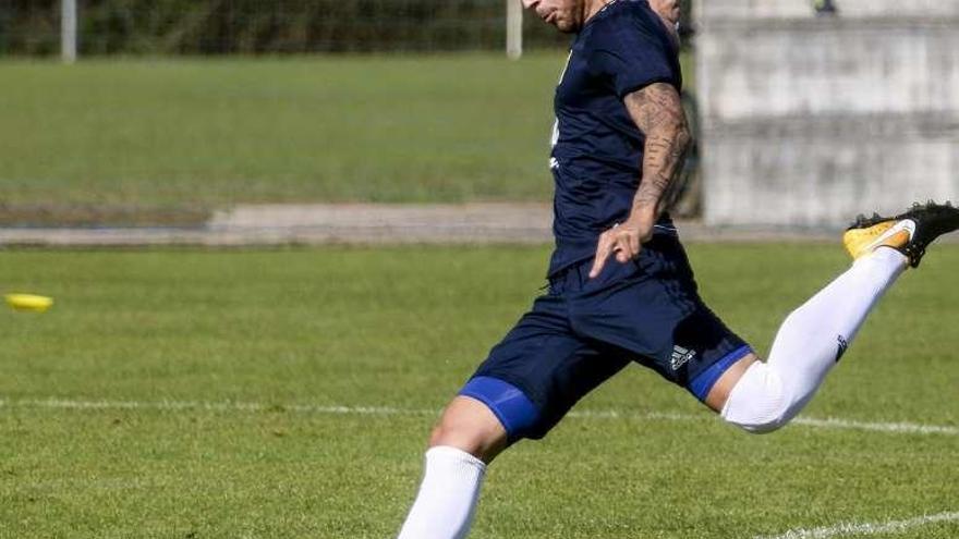 Varela se dispone a golpear el balón en un entrenamiento del Oviedo.