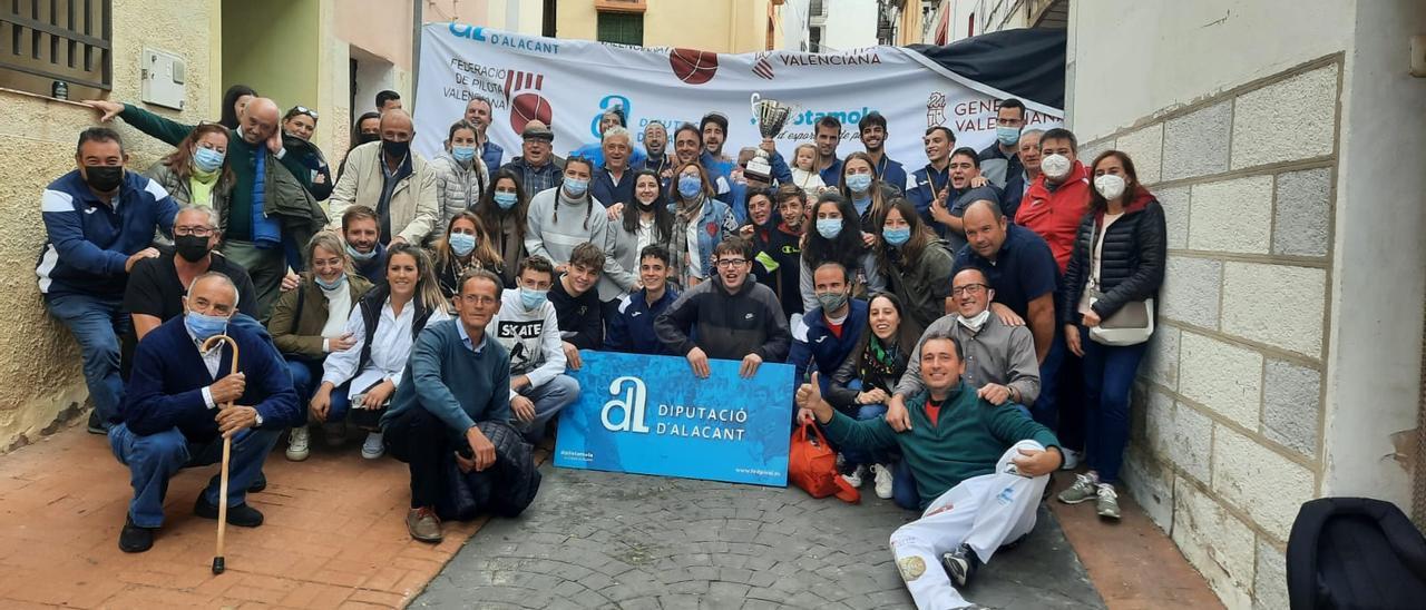 Los participantes posan con sus trofeos al final de la competición en las calles de Facheca.