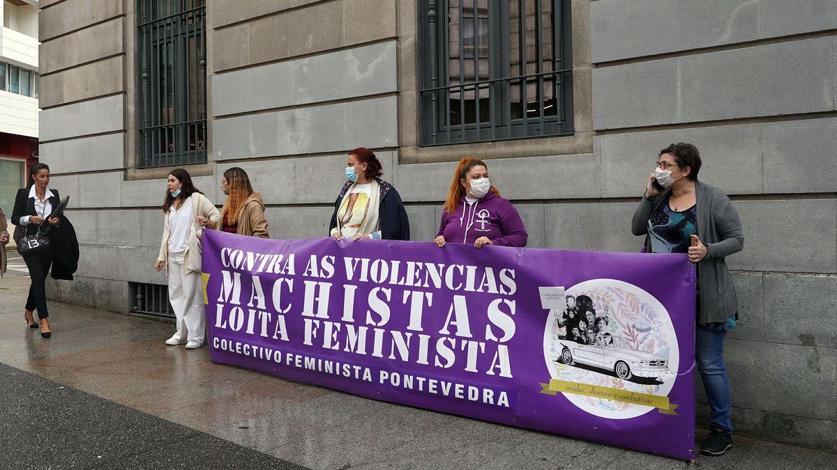 Protesta del colectivo feminista ante la Audiencia solicitando "justicia" en este caso de abusos.