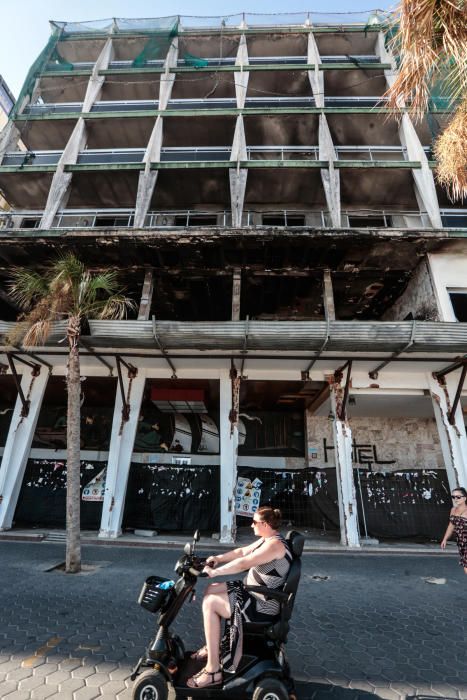 El esqueleto del viejo hotel Selomar, en primera línea de playa de Levante