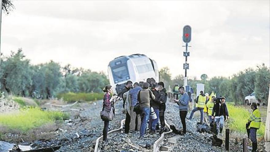 35 pasajeros heridos al descarrilar el tren Málaga-Sevilla por las lluvias