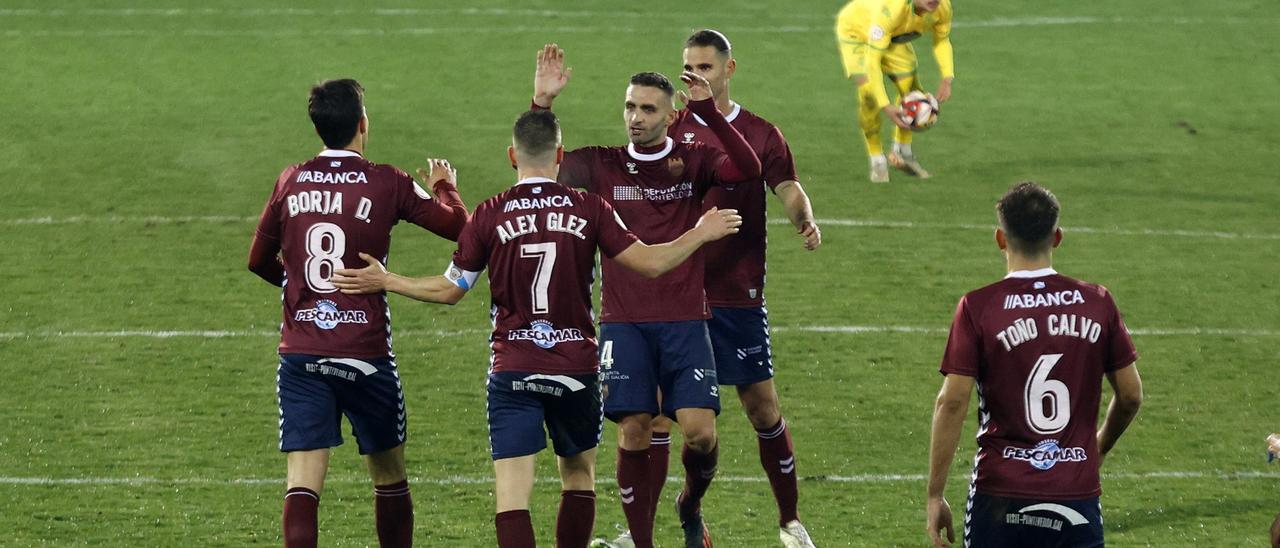 Víctor Vázquez, &quot;Churre&quot;, felicitando a sus compañeros en Pasarón.