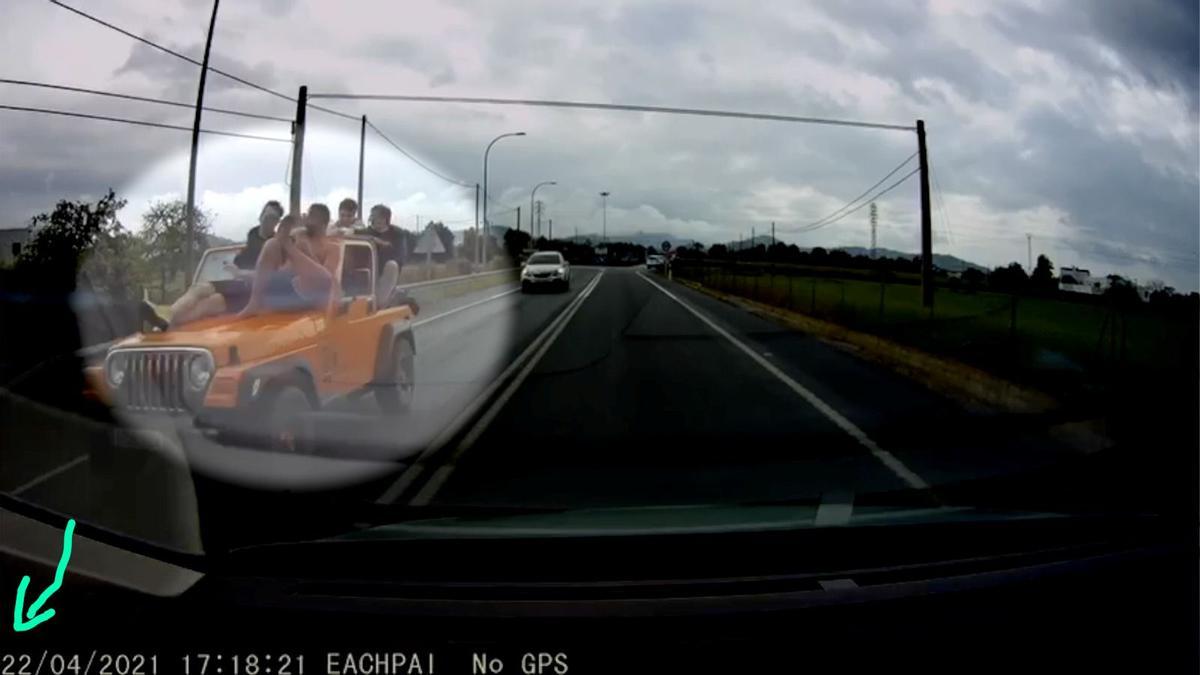 Conductor viaja con personas sobre capó