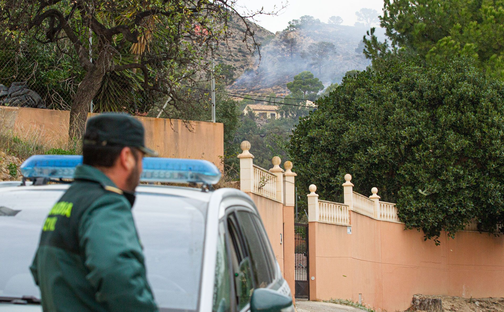 Decenas de vecinos desalojados por el incendio de Aigües