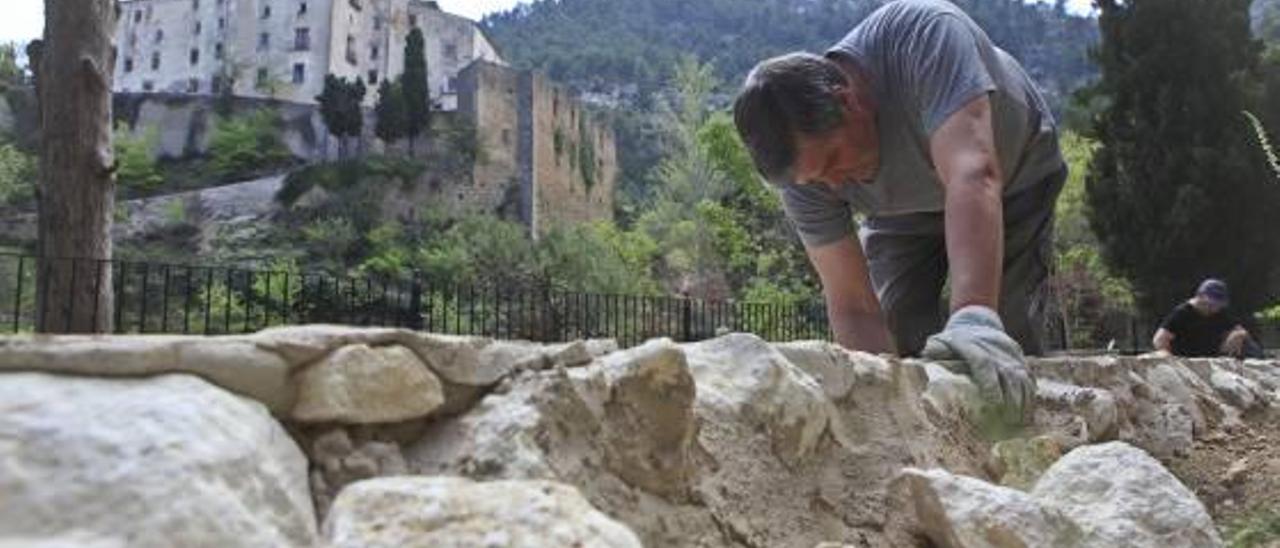 La parroquia contrata a cuatro parados para arreglar el entorno del convento