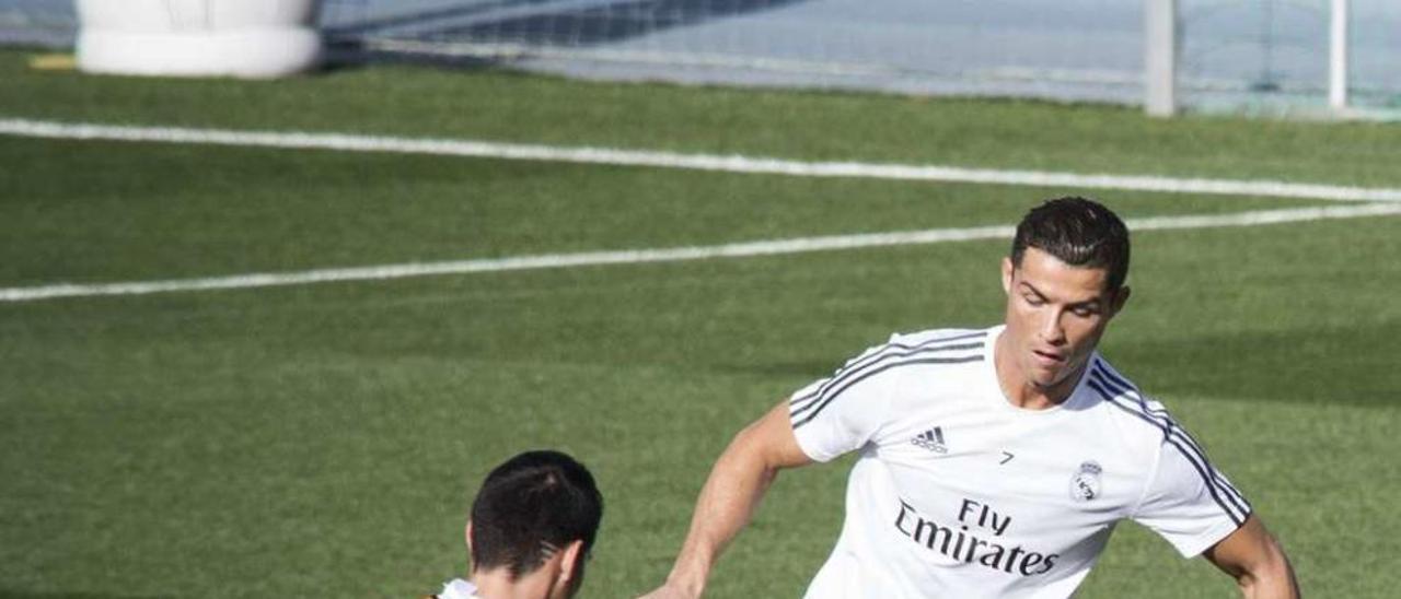 Cristiano Ronaldo encara a un compañero durante el entrenamiento de ayer en Valdebebas. // Efe