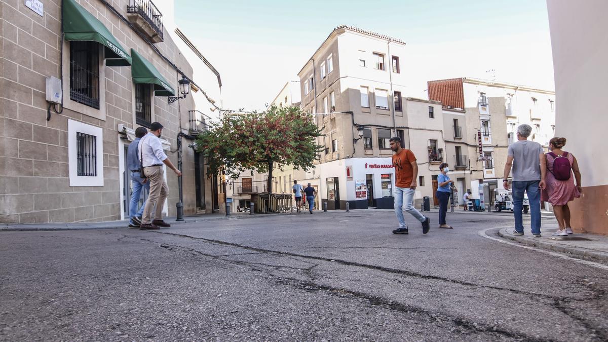 Los bordillos y el asfalto de la Gran Vía cacereña ofrecen una imagen trasnochada, en un casco viejo por el que ya avanza la plataforma única, más cómoda para los viandantes.