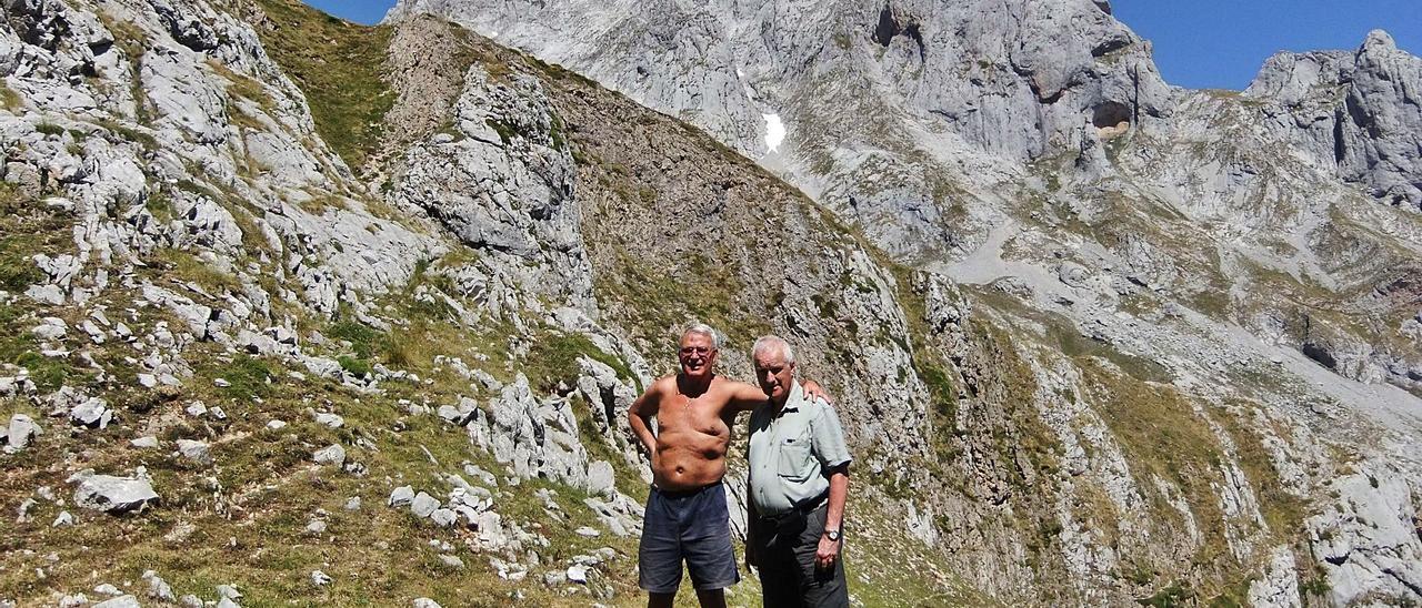 El autor del reportaje (a la derecha) con Alberto Palacio, junto al Lago de las Moñetas. Al fondo de la imagen se puede apreciar el rostro pétreo del Castilu.