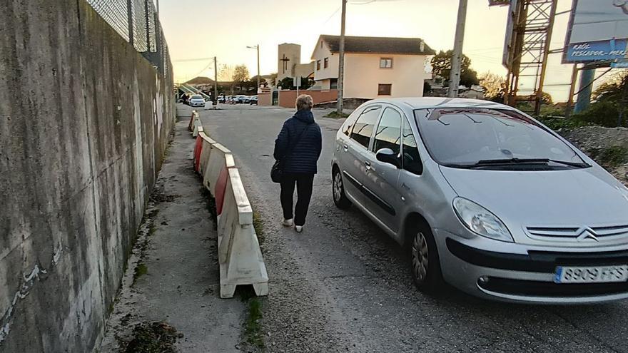 Estado que presenta la Estrada do Torreiro de Chapela, con peligro para los peatones.  // ANTONIO PINACHO
