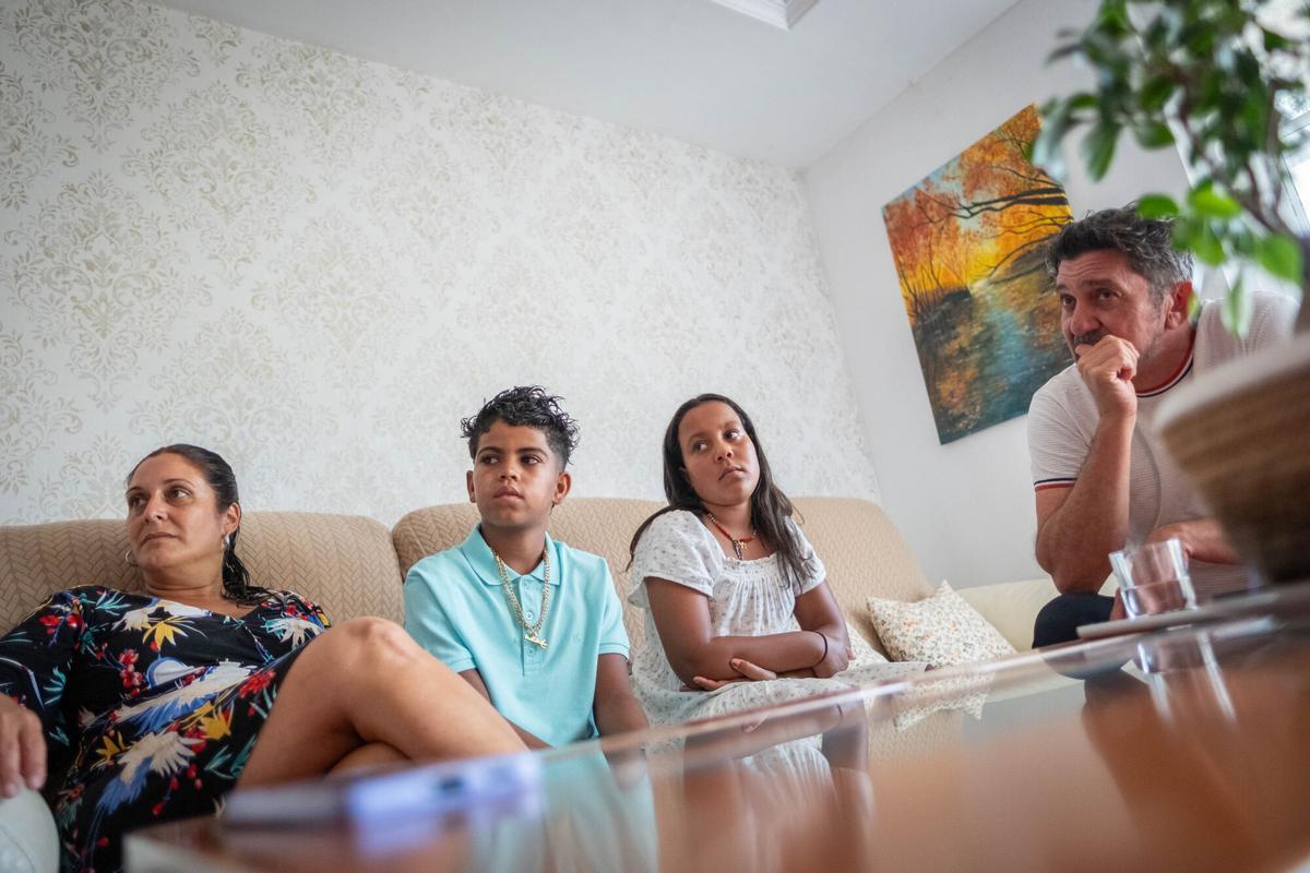 Familia de acogida de dos niños de Tinduf