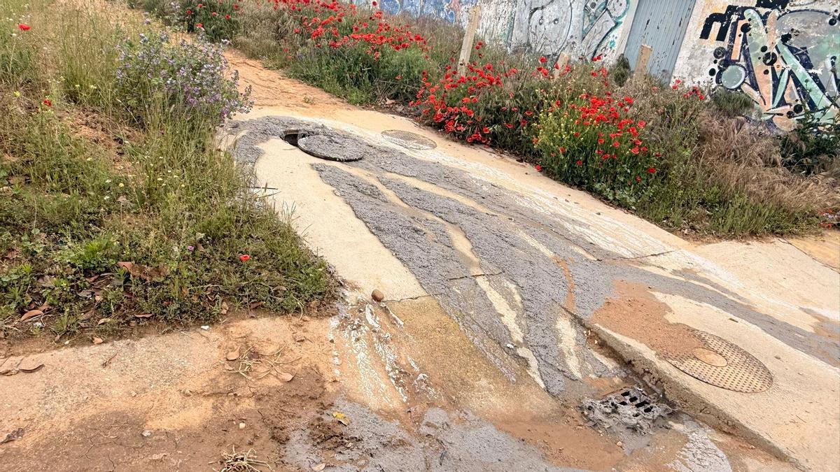 Revienta un arqueta de aguas sucias en la carretera de la Adehuela