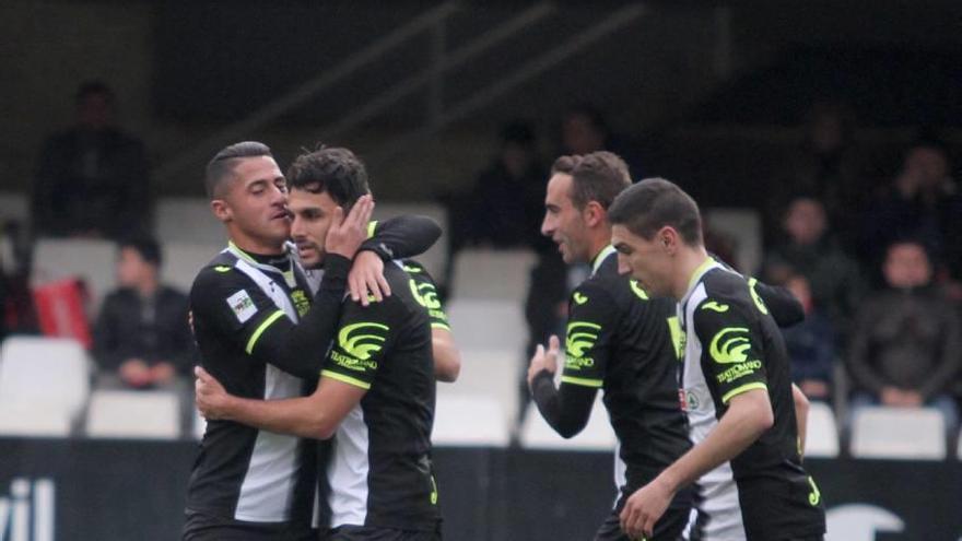 Los jugadores del FC Cartagena celebran un gol ante el CD El Ejido.