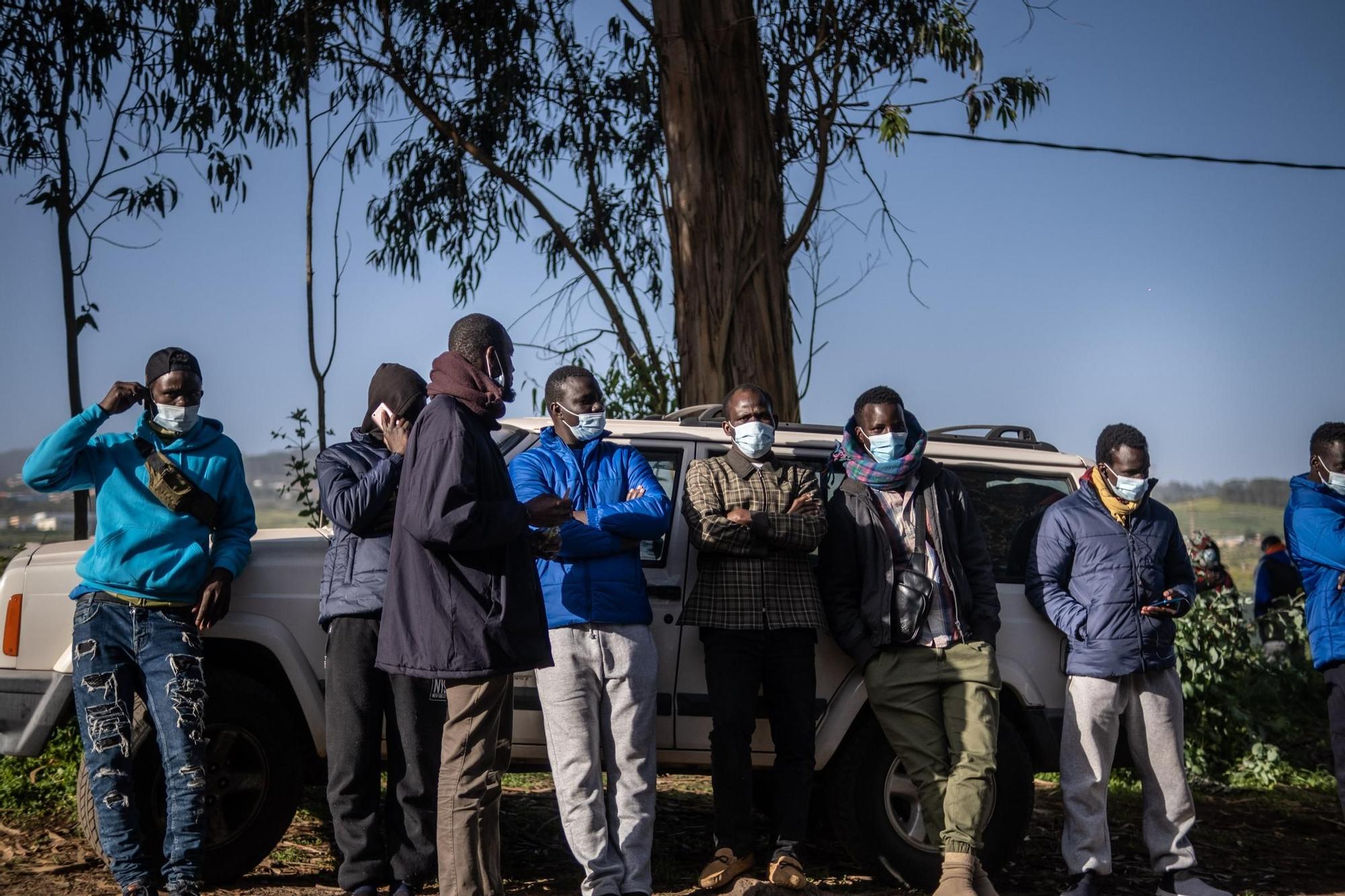 Visita de la eurodiputada Sira Rego al campamento de Las Raíces.