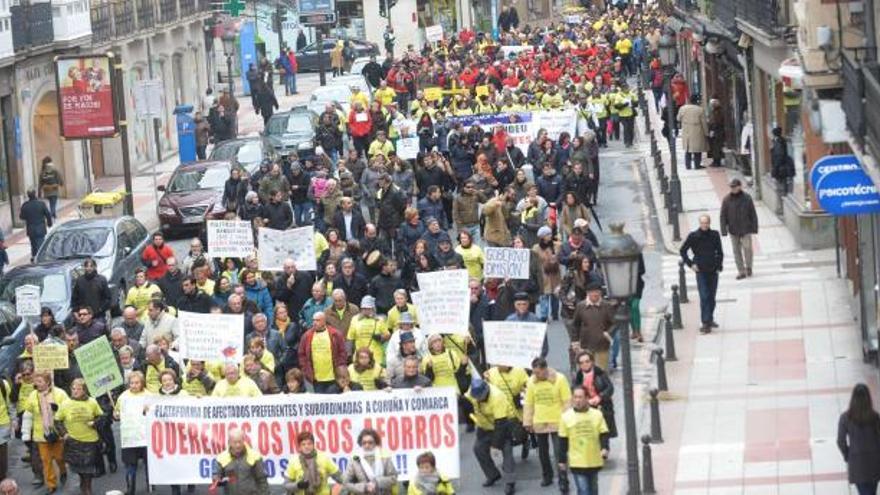 Manifestación de afectados por las participaciones preferentes de toda Galicia por las calles de A Coruña. / 13fotos