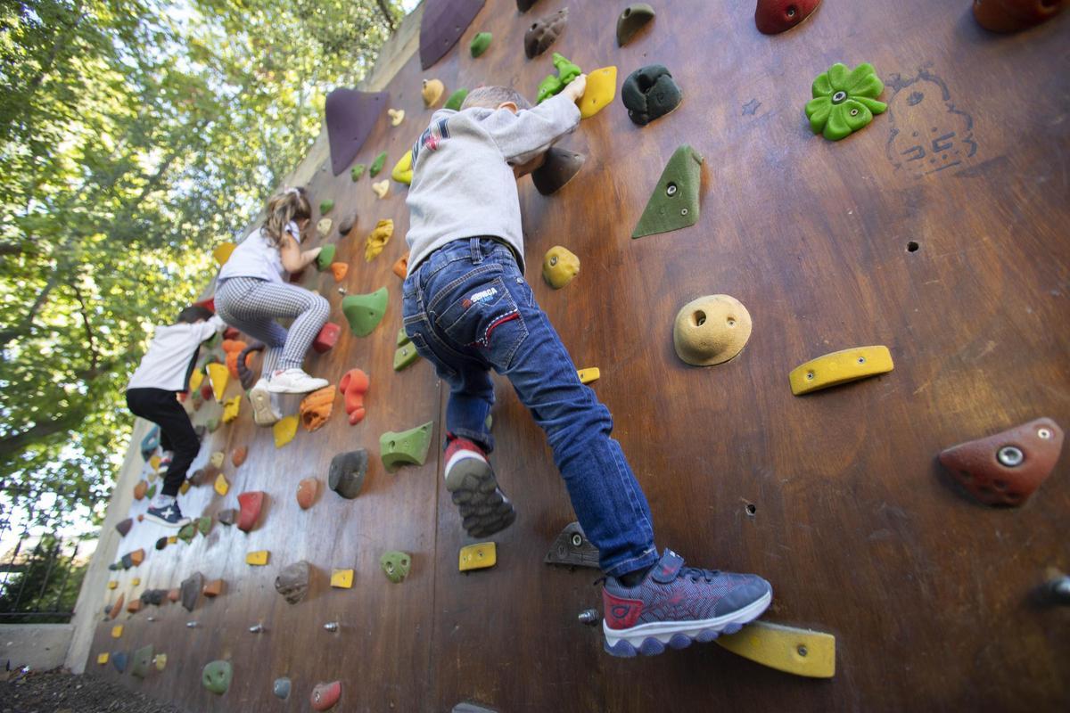 Alumnos del CEIP Attilio Bruschetti en un rocódromo en el patio del colegio, en una imagen de archivo.